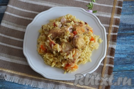 Перед подачей аккуратно перемешать и подать на стол вкусный, сытный и рассыпчатый плов из кролика.
