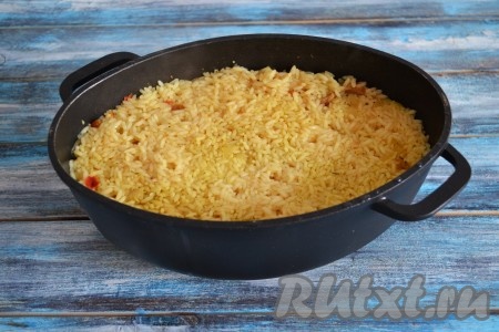 Под закрытой крышкой казана продолжить готовить плов из кролика на слабом огне 30 минут.
