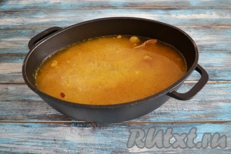 Разровнять рис по поверхности. Вода должна покрывать рис, примерно, на 1-1,5 см. Если её мало - влейте недостающее количество горячей кипяченой воды.