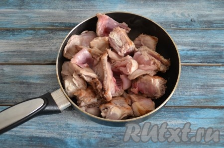 Хорошо разогреть сковороду, влить растительное масло и через минуту выложить мясо. Обжарить на среднем огне в течение 15 минут до румяного цвета со всех сторон.
