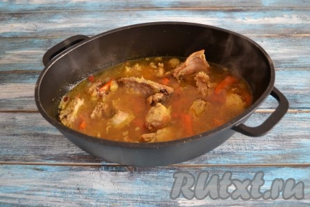 Поставить на плиту, после закипания снизить огонь и тушить в течение минут 20.
