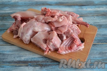 Кролика вымыть и разрезать на небольшие кусочки.
