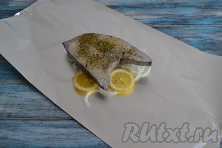 Выложить кусок зубатки поверх лимона.
