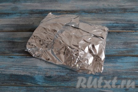 Завернуть каждый лист фольги конвертиком и отправить в разогретую духовку. Запекать зубатку 20 минут при температуре 180 градусов.