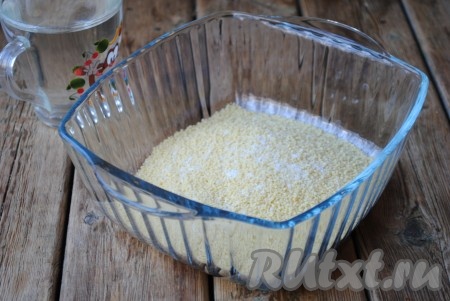 Посолить по вкусу и перемешать.&nbsp;
