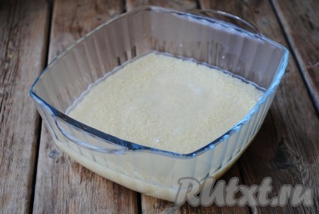 1,5 стакана воды довести до кипения, залить ею кус-кус, накрыть миску крышкой и оставить на 10 минут, чтобы крупа набухла. 