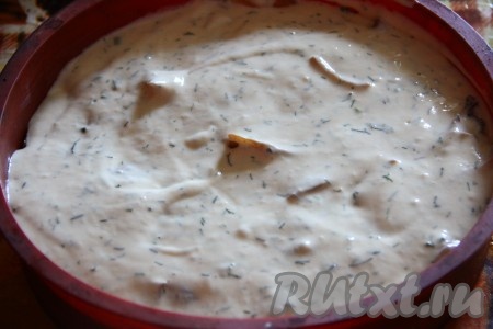 Залить тестом наш пирог и отправить в разогретую духовку.
