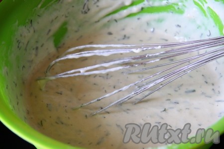 Отдельно взбить яйца с ряженкой, добавить муку, соду и зелень, тесто получится средней густоты.
