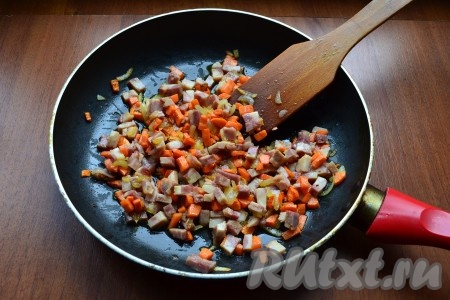 Обжарить ветчину с овощами на небольшом огне около 3-4 минут (до легкой румяности), иногда помешивая.

