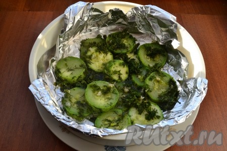 В большую чашу влить 0,5 литра горячей воды, поместить в мультиварку, сверху - чашу с кабачками. Выставить режим "На пару" на 7 минут.&nbsp;
