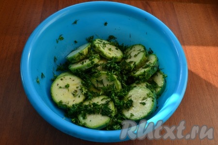 Смешать кабачки с зеленой смесью и оставить минут на 10-15.
