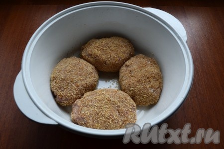 Сложить котлеты в форму или кастрюльку, смазанную растительным маслом и предназначенную для СВЧ.