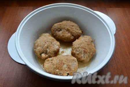 Готовить котлеты в микроволновке при мощности 750 Ватт, не накрывая, 4 минуты. После этого котлеты перевернуть и готовить при той же мощности еще 3 минуты.
