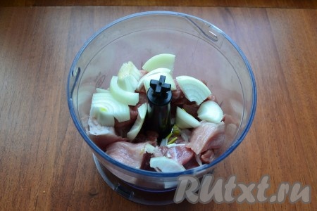 Мясо нарезать кусочками и поместить в чашу блендера вместе с нарезанным репчатым луком.
