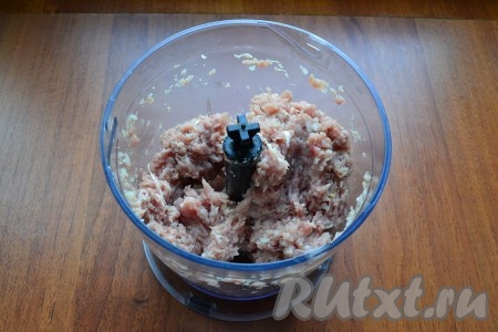 Измельчить все до состояния фарша. Если нет блендера, можно пропустить мясо и лук через мясорубку.
