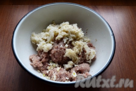 Мякиш батона замочить в воде или молоке и отжать. Выложить фарш в миску, добавить соль, черный свежемолотый перец, измельченный чеснок и мякиш батона.