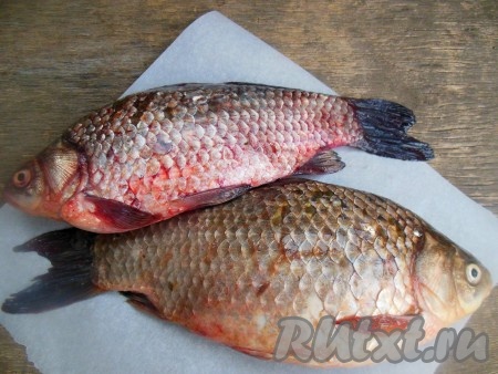 Свежего карася очистите от чешуи (удобно чистить рыбу в глубокой миске, в которую предварительно набрана вода, или в большом пакете, так чешуя не разлетится по кухне). Уберите внутренности, плавники.