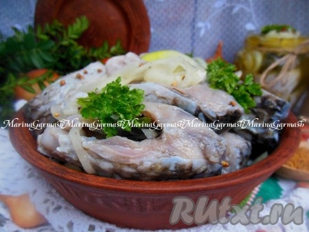 И караси, маринованные в домашних условиях, и приготовленный с рыбкой лучок получаются очень вкусными. Очень советую попробовать!