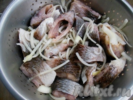 Затем слейте жидкость, выложив рыбу на 10-15 минут в дуршлаг.