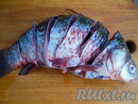 Нарежьте карасей на небольшие кусочки шириной, примерно, по 1, 5-2 см. Я нарезаю рыбу, а затем убираю плавники, мне так удобнее.