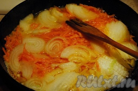 Добавить воду и тушить, помешивая.
