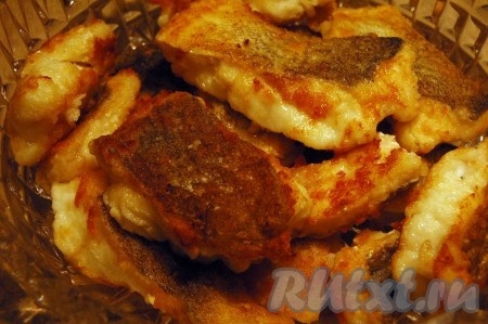 Рыбу разделать на филе. Нарезать на кусочки, обвалять в муке, обжарить на растительном масле с двух сторон до золотистой корочки и сложить в блюдо, в котором&nbsp; будет подаваться рыба.
