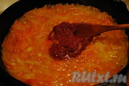 Затем добавить уксус, томатную пасту, лавровый лист, перец, соль и сахар. Попробовать.