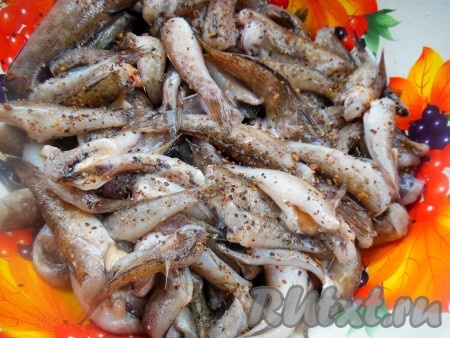 Очищенные бычки промойте ещё раз, выложите в дуршлаг, чтобы стекла лишняя жидкость. Добавьте к рыбе соль, смесь перцев и лимонный сок по вкусу, перемешайте и уберите в холодильник на 20-30 минут.
