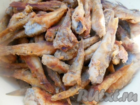 Бычков обваляйте с двух сторон в муке. На отдельной сковороде, разогретой с растительным маслом, обжарьте бычков с двух сторон до золотистой корочки (я обжарила рыбу вечером и убрала в холодильник).
