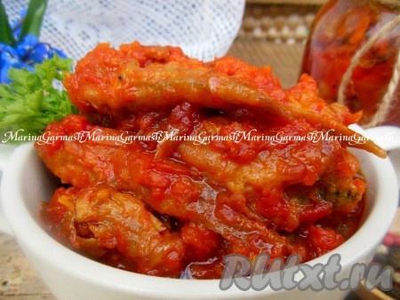 Накройте крышкой, поставьте утятницу в заранее разогретую духовку. Готовьте при температуре 170-180 градусов 4-5 часов, нужно поглядывать, если подливка выкипит и рыба будет сухой, можно добавить немного воды. По истечении времени бычков в томатном соусе не вынимаем из духовки, а даем полностью остыть, за это время рыба хорошо настоится. Бычки в томате, приготовленные в домашних условиях, получаются вкусными, с мягкими косточками, пропитанными ароматом специй и овощей! Храним в холодильнике.
