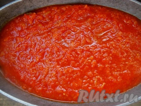 Снова выложите заправку и продолжайте чередовать, пока не закончатся все бычки. Верхним слоем должна быть томатная заправка.
