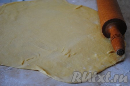 На столе, присыпанном мукой, "отдохнувшее" тесто раскатать в тонкий пласт. Из этого количества теста можно приготовить один большой или два маленьких штруделя. Я готовила два небольших, для этого разделила начинку и тесто пополам.&nbsp;
