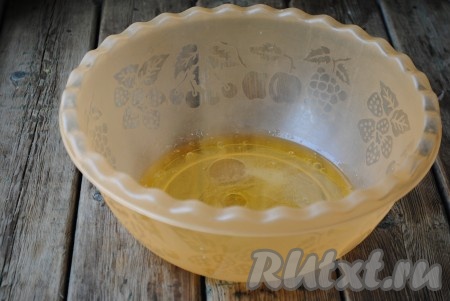 Воду влить в миску, добавить соль и растительное масло. 