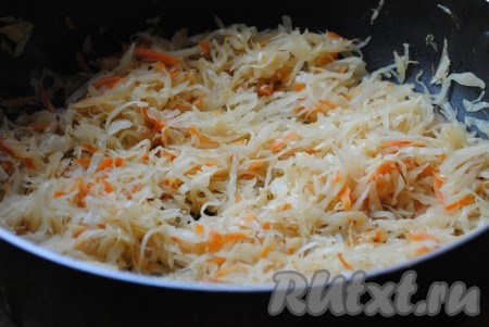 Квашеную капусту жарить на небольшом огне в течение 40 минут, периодически помешивая. По вкусу к капусте добавить сахар и чёрный молотый перец. Капусту я не солю, так как квашеная капуста и так солёная. Начинка для штруделя готова, её нужно переложить в миску и охладить.