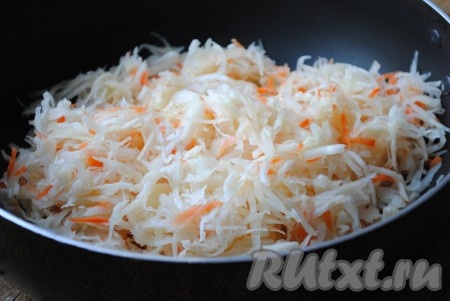 Квашеную капусту, отжатую от рассола, отправить на сковороду с растительным маслом. Если капуста очень кислая, её нужно промыть водой, а затем жарить.
