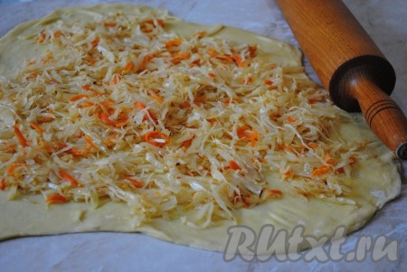 Разложить по поверхности теста жареную квашеную капусту.
