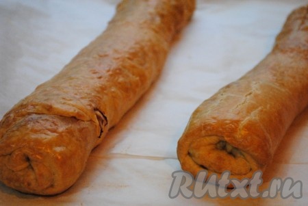 Отправить противень в разогретую до 180 градусов духовку на 40-45 минут. Время выпекания будет зависеть от Вашей духовки.&nbsp;В процессе выпечки нужно пару раз смазать штрудель сливочным маслом.
