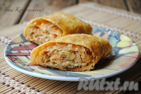 Вкусный, ароматный штрудель с квашеной капустой готов. Выпечку остудить, нарезать на порционные кусочки и подать на стол.&nbsp;
