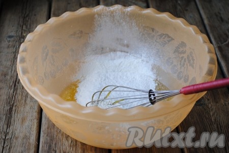 Всыпать порциями просеянную муку и замесить мягкое, очень приятной консистенции тесто.
