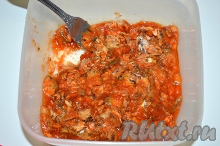 Кильку в томате выложить в миску, размять вилкой.