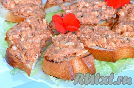 Кусочки хлеба остудить, а затем выложить сверху начинку из кильки в томатном соусе и яиц. Чтобы хлеб оставался хрустящим, бутерброды нужно сразу подавать к столу. Просто и вкусно!
