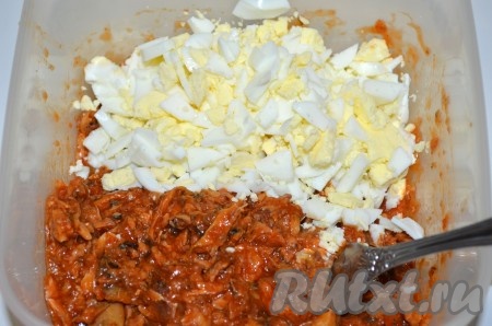 Яйца очистить, мелко нарезать, добавить к рыбе.
