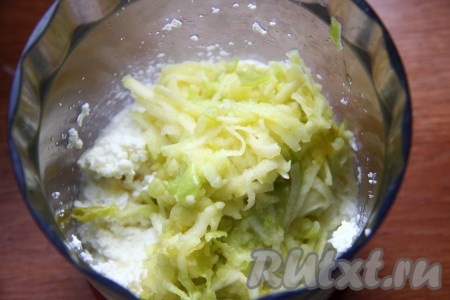 Яблоко (можно очистить от шкурки) натереть на крупной терке, добавить в творожную массу и перемешать.
