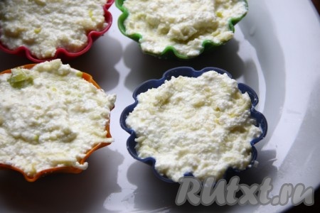 Полученная масса может быть слегка жидковатой, не пугайтесь этого. Густота и консистенция этих диетических сырников зависит от сочности творога, яблок и размера яйца. Творожную массу разлить по формочкам, заполняя их до самого верха (сырники в процессе выпекания в микроволновке не увеличиваются в объеме, поэтому формочки можно смело заполнять полностью). Из данного количества ингредиентов у меня вышло 4 сырника.
