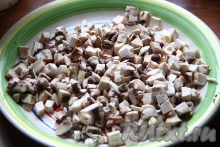 Свежие шампиньоны вымыть, обсушить и нарезать кубиками.