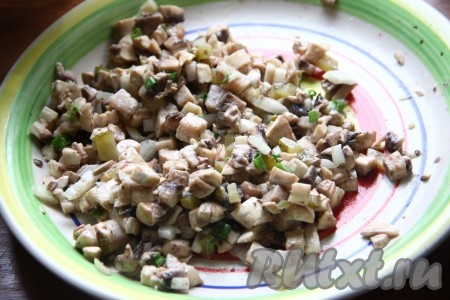 Добавить столовую ложку любимой зелени и перемешать салат.
