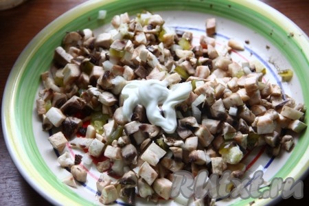 Влить рассол, растительное масло, добавить сметану, соль и перец по вкусу, горчицу, сок лимона.
