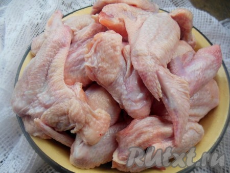 Куриные крылышки промойте проточной водой, обсушите.