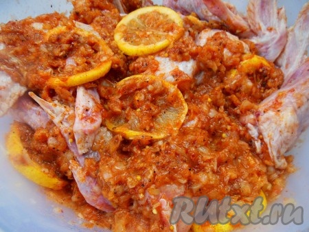 В приготовленный маринад добавьте куриные крылышки, еще раз перемешайте и уберите в холодильник на 2-3 часа (можно оставить на ночь). 