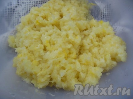 Измельчите лук при помощи мясорубки.
